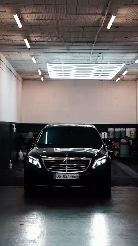 Mercedes Classe S noire sous les néons de l’atelier